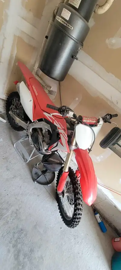 Bike is basically brand new. Bought it in 2019 and rode it a handful of times. Comes with rear trail...