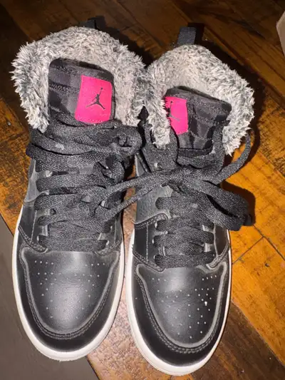 Good condition. I’m not sure they were ever worn. Make an off.