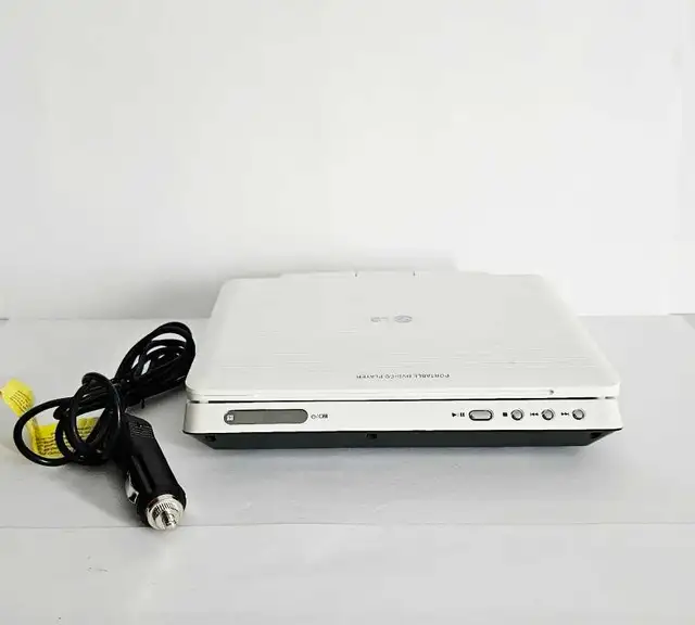 LG Portable DVD Player Model: LPA-735  7"- Screen- PLS. READ DES in General Electronics in City of Montréal - Image 4