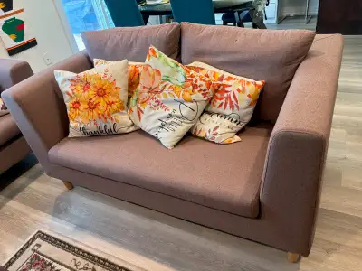 Selling a beautiful, well-kept loveseat in a warm neutral tone that complements any décor. Clean, st...