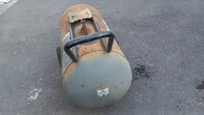 Air compressor tank, 30G (US)/118 L, with wheells. 16x36 In . $60. The price can be negotiated. 613-...