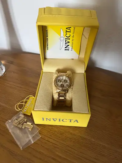 Selling a mint condition Invicta Wildflower women’s watch, it comes with its case and extra links. N...