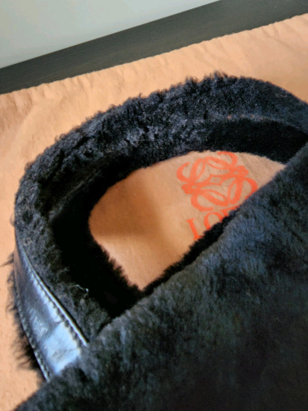 Authentic LOEWE Black Lambskin Shearling Leather Tote (EUC) in Women's - Bags & Wallets in Mississauga / Peel Region - Image 3