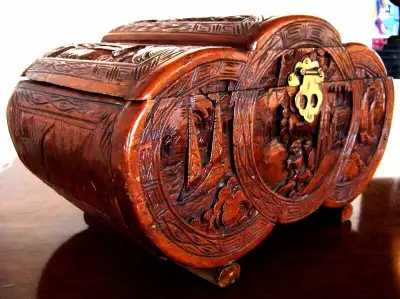 antique coffre sculpté asiatique de 1950 mais plus début 1900, View more