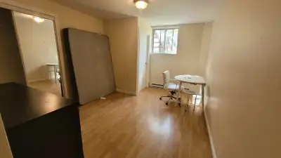 Spacious Private Room (Preferably Female)