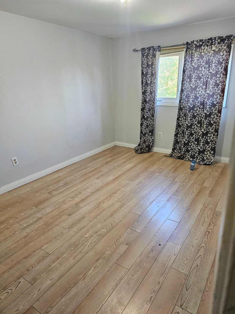 One bedroom is for rent near by William parkway and Kennedy. 4