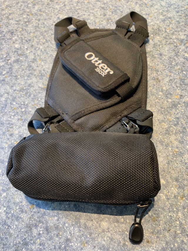 OTTER BOX UTILITY LATCH CASE WITH ACCESSORY BAG  FOR TABLET ETUI in General Electronics in City of Montréal - Image 3