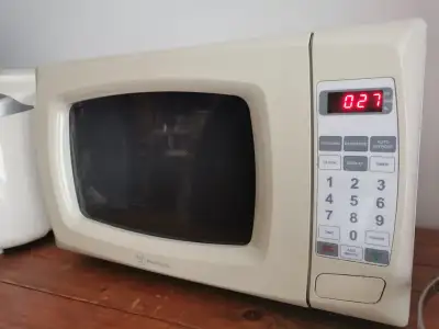 Four micro-ondes usagé mais tout fonctionne 20$ Je suis à 10 min de Lachute Aucune livraison Argent...