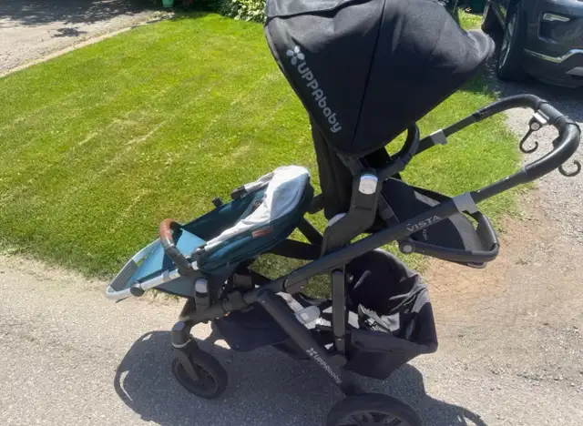 uppababy vista v2  in Strollers, Carriers & Car Seats in Hamilton - Image 2