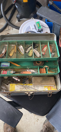 Vintage - Falls City Fishing Tackle Box with Vintage Fishing Tools Green  Box.