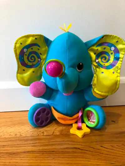 DOUDOU PELUCHE EVEIL ÉLÉPHANT BLEU PLAYSKOOL Marque : Playskool (Hasbro) Il est en très bon état Cou...