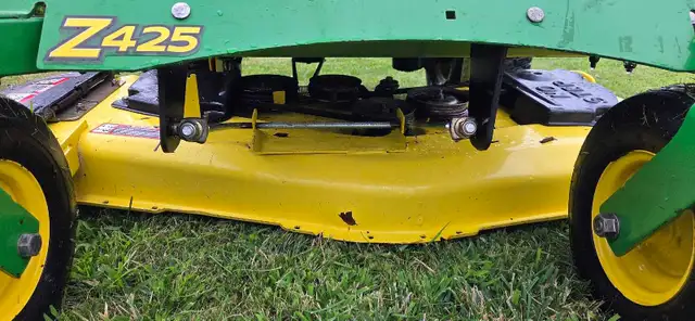 john deere z425 zero turn in Lawnmowers & Leaf Blowers in Leamington - Image 5