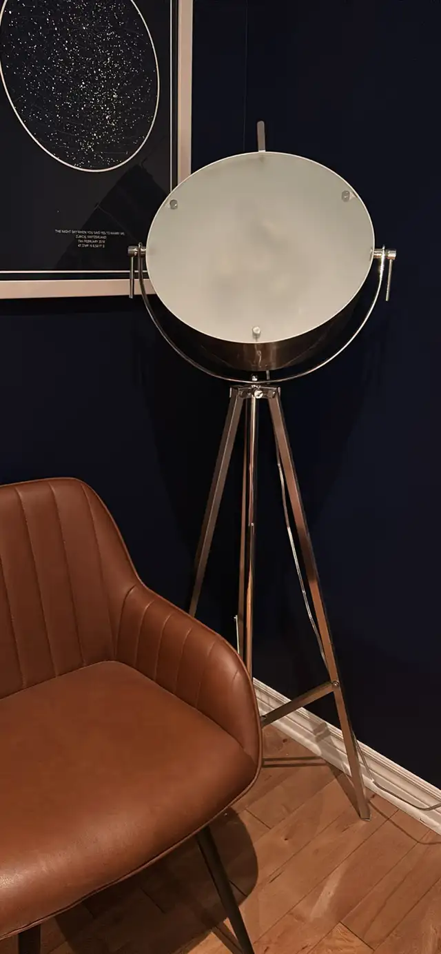 Luminaire / Tripod Floor Lamp in Indoor Lighting & Fans in Laval / North Shore - Image 2