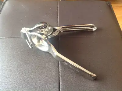 Presse-citron, presse-lime ou presse-agrume (Neuf). Manuel et fait en acier, inox ou stainless. Je s...