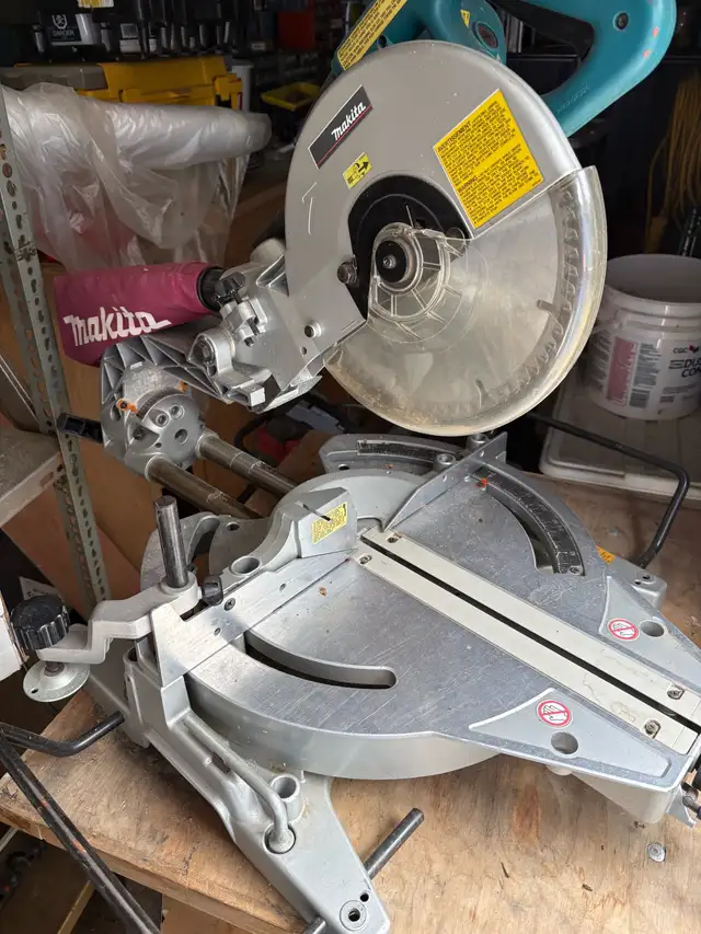 miter saw  with  table in Power Tools in Regina - Image 2