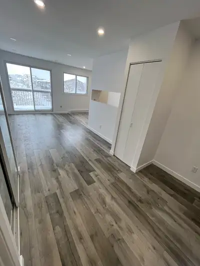 4 1/2 complètement rénové. Grand, lumineux, très tranquille. 3e étage (dernière étage) pas d'apparte...