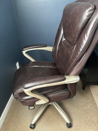 Serta Executve Leather Chair! Like new!