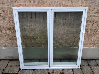 A Très bon châssis 36x48 po. 1 ouvrant pas de moustiquaire $60 non négociable B bon châssis 34.75 x4...