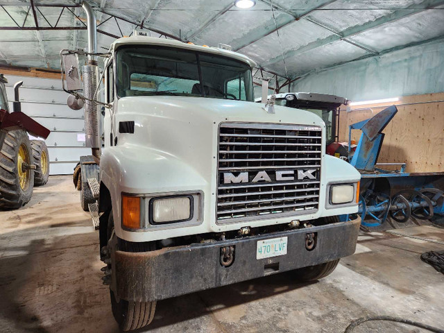 2001 ch612 mack in Heavy Trucks in Moose Jaw