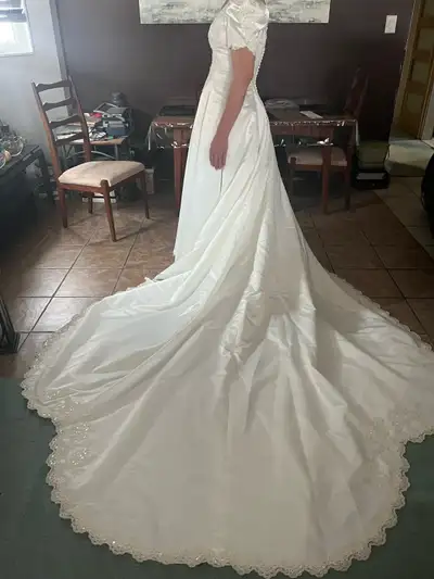 RN24766 ivory colored. approximately size 10-12 and is in great condition. Dress has not been altere...