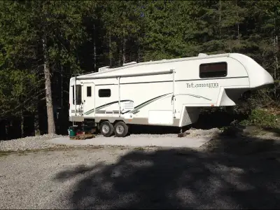 Glendale titanium 5 th wheel travel camper 2003 27 footer Solar system on roof Great condition, dinn...