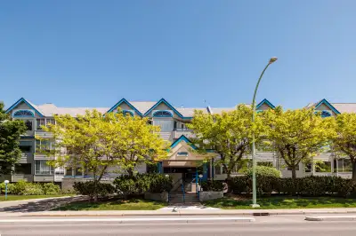 Hawthorn Park 55+ fully renovated 2 bed/bath condo with a corner balcony, gas f/p, pantry with a tre...