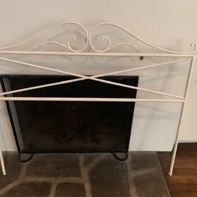 ANCIENNE TÊTE DE LIT EN FER AVEC TABLE D'APPOINT, View more