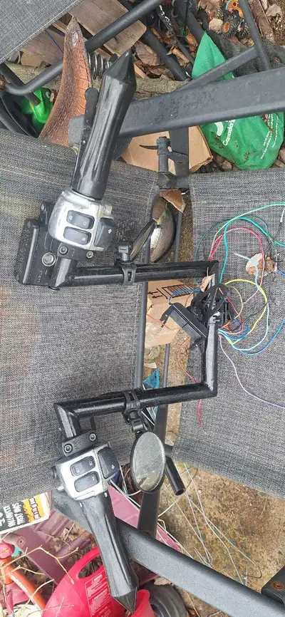 1 inch bars with controls 50$ obo Headlight with built in blinkers in houseing 50$ obo Both never in...