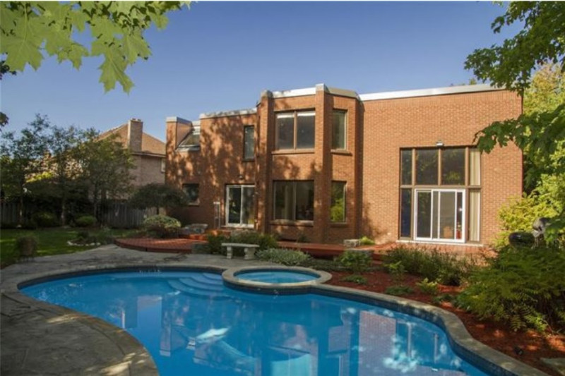 Cozy rooms available for rent Erin Mills & HWY401/HWY403 Room