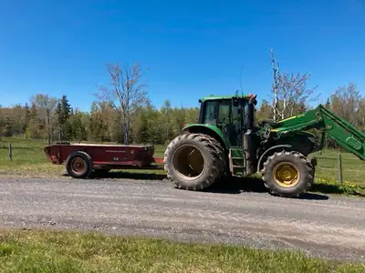 This International 530 manure spreader is ready to get to work on your farm, spreading manure effici...