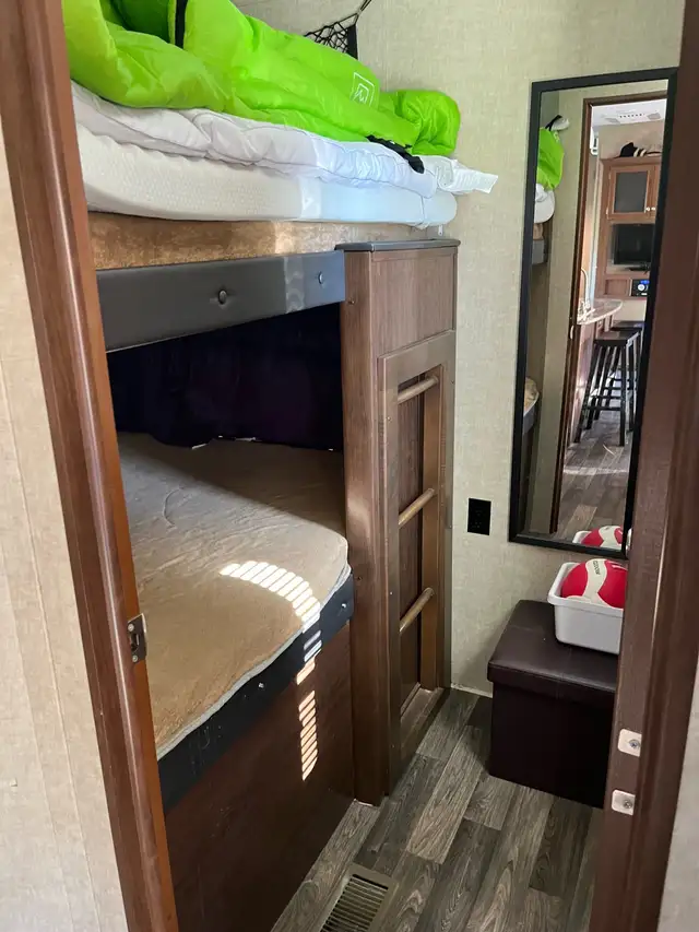 2017 Keystone 5th Wheel in Travel Trailers & Campers in Lloydminster - Image 9