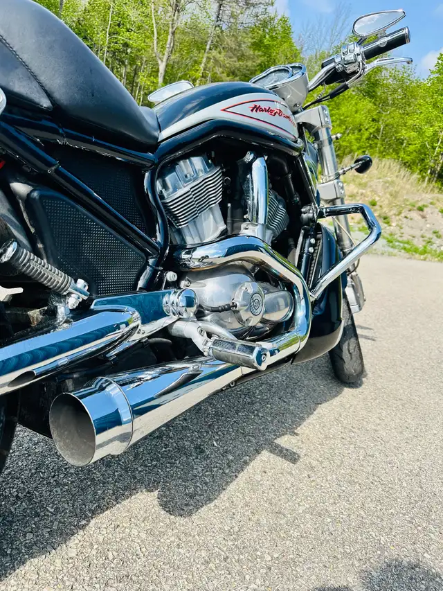 Harley Davidson V Rod Street  2006 in Sport Touring in Laurentides - Image 11