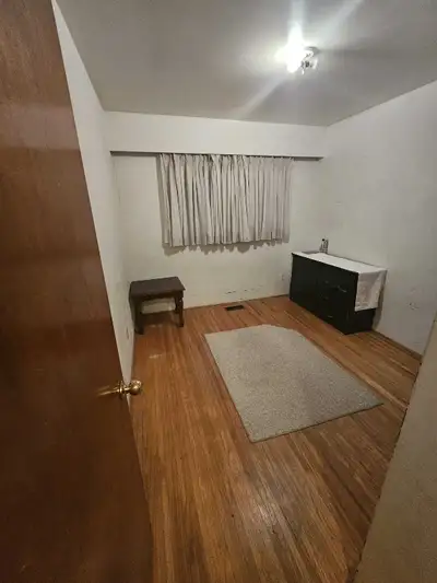 Near burquitlam skytrain station Bus stop infront of the house Included wifi and laundry Pet friendl...