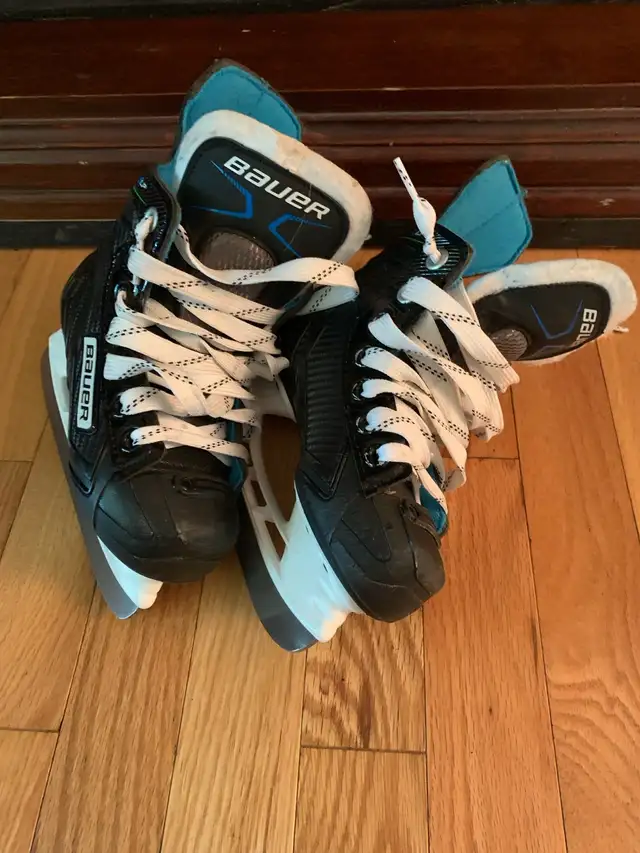 Boy’s Youth Size 10 Bauer Hockey Skates in Skates & Blades in London - Image 2
