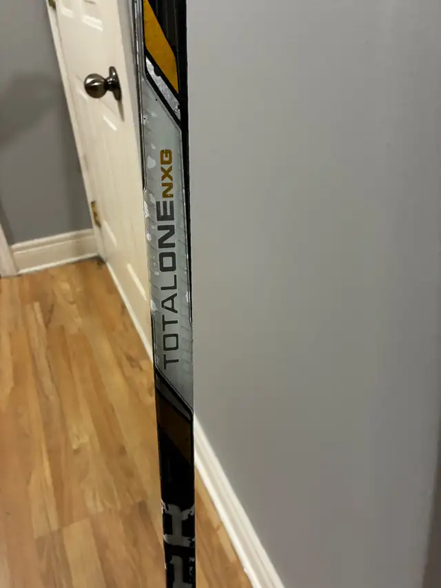 Bauer TotalOne NXG hockey stick  in Hockey in Hamilton - Image 2