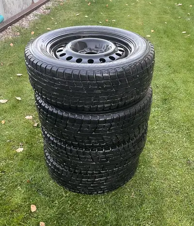 Very good condition Yokohama ice guard 225 60/R17 Lots of tread left Comes with rims also in very go...