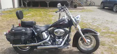 2011 Heritage Softail Classic with only 21500km !!! Engine size 1584cc. Color Merlot Sunglo/vivid bl...