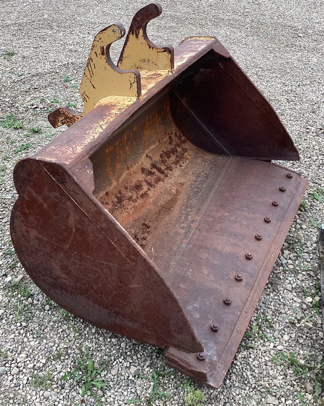 Excavator 60 inch clean up bucket with small issue in Heavy Equipment Parts & Accessories in Edmonton - Image 3