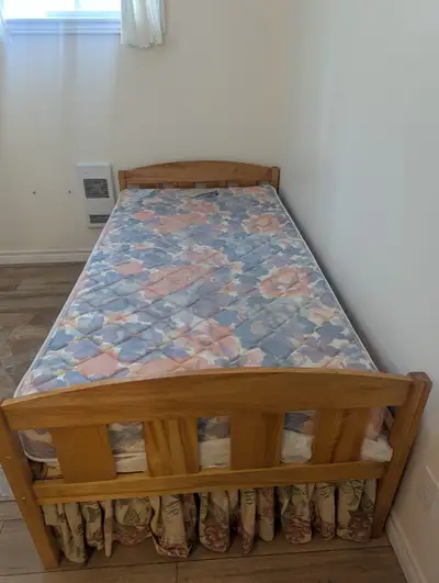 Lit en bois et matelas simple, View more