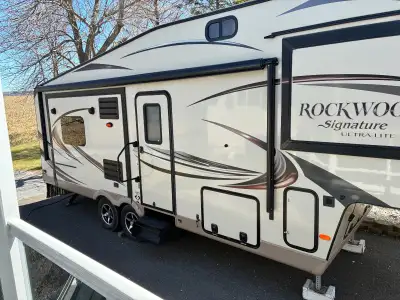FIFTH WHEEL FOREST RIVER 2016 ROCKWOOD SIGNATURE ULTRA LITE 28,5 PIEDS 32 TOTAL 3 SLIDE OUT INTÉRIEU...