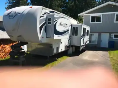 2016 Artic Fox 29-5T 5th wheel Newer brakes, upgraded heavy duty tires, upgraded batteries and charg...