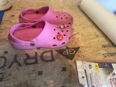 Size 7 women’s size 5 men’s Pink crocs