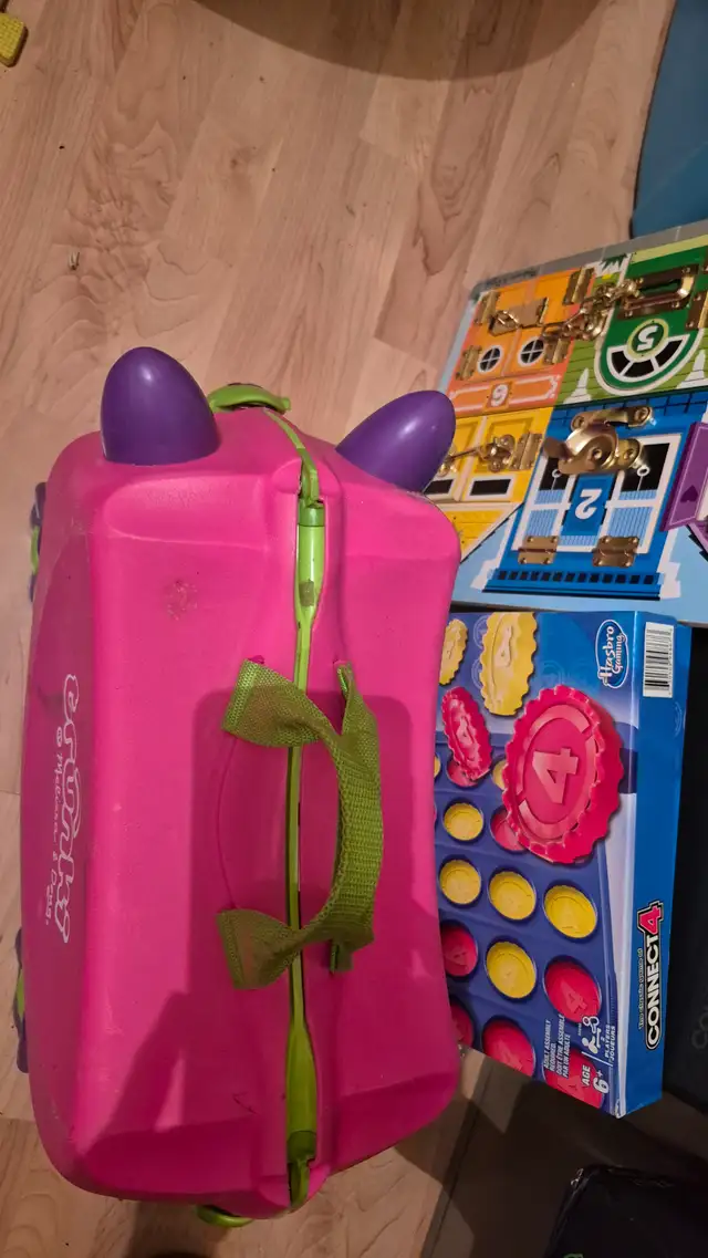 Vetement filles, souliers , habit neige, jouets in Kids & Youth in City of Montréal - Image 2