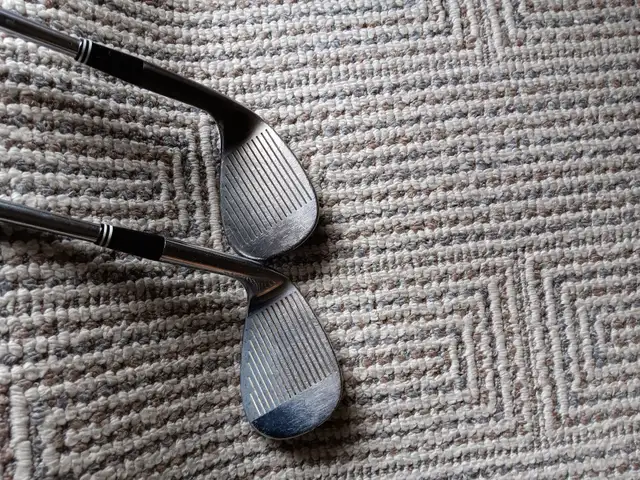 R/Hand - TWO Mens Cleveland Scoring Wedges in Golf in London - Image 2