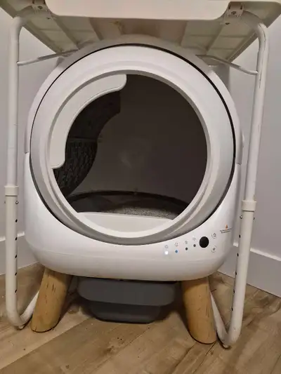 Je vends une litière automatique pour chat, idéale pour garder une maison propre et fraîche. Cette l...