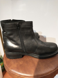 Almost brand new men's leather boots in size 43.