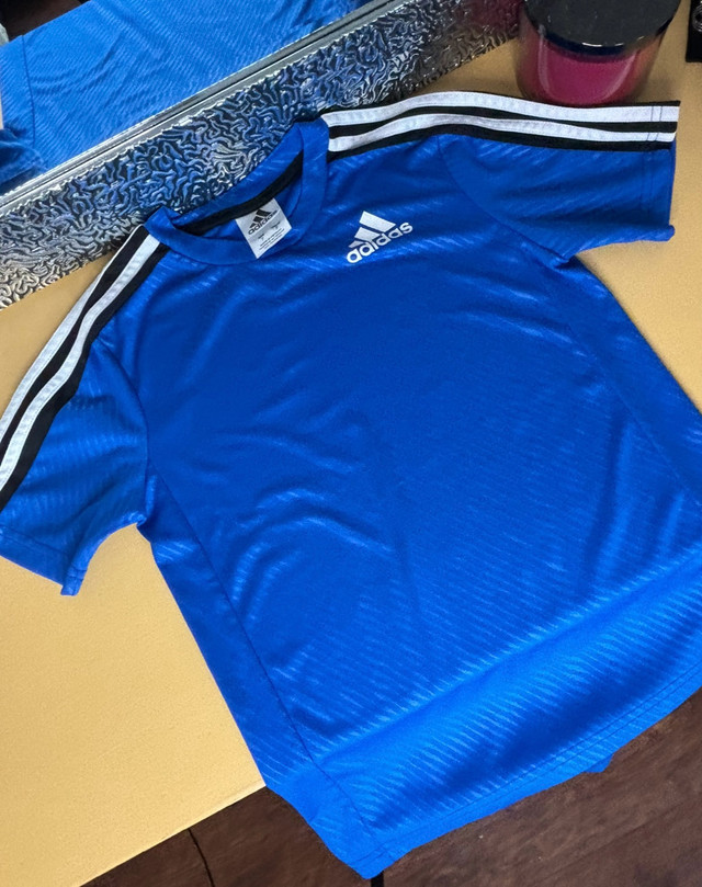 Kids Adidas Soccer Cleats K13 and Two Matching T-Shirts Size 7 in Kids & Youth in Kingston - Image 3