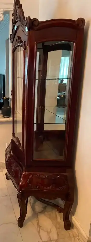 Antique Mahogany China Cabinet – Queen Anne Style w/ Brass Key in Arts & Collectibles in City of Toronto - Image 3