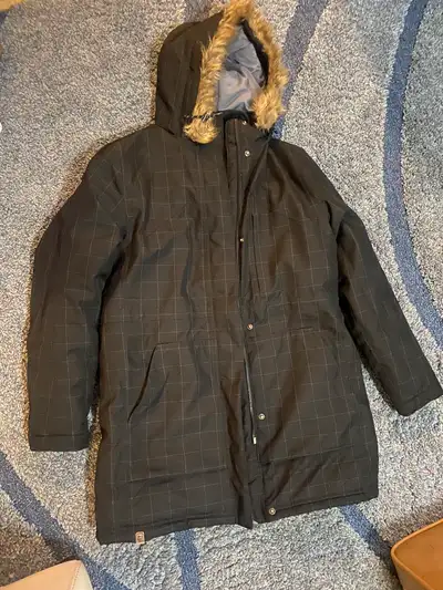 In excellent conditions back Colour parka Waterproof, extra dry Size large Originally 500$ asking 90...