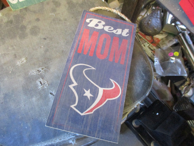 BEST MOM NFL FOOTBALL HOUSTON TEXANS WOOD WALL SIGN $10. in Arts & Collectibles in Winnipeg